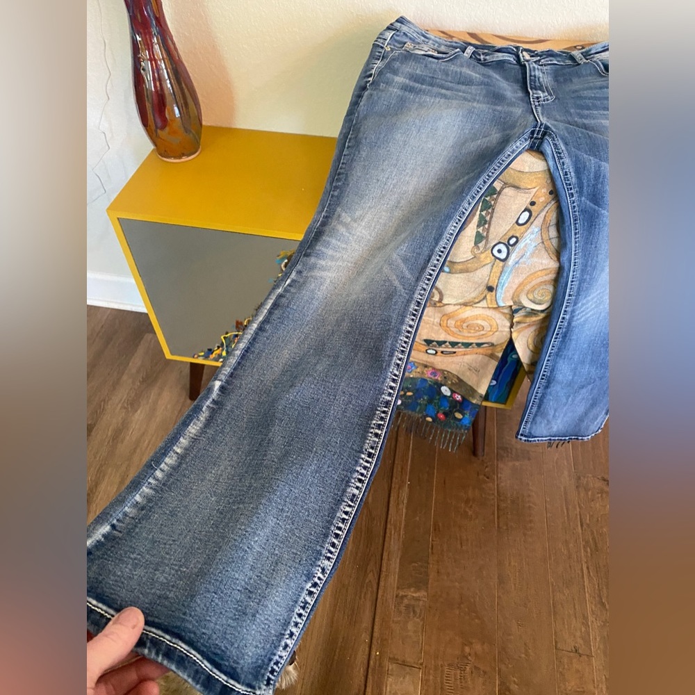 3X Sheilay mid-rise boot cut jeans.